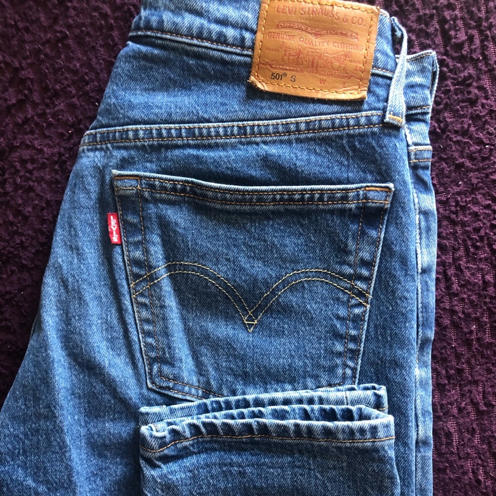 Levi’s 501 skinny- Size 27 in medium wash!